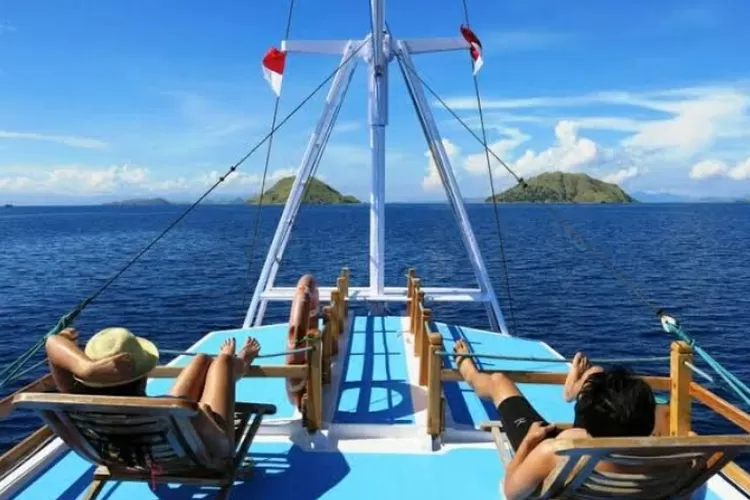 Lay down at the deck on your open trip to Labuan Bajo.